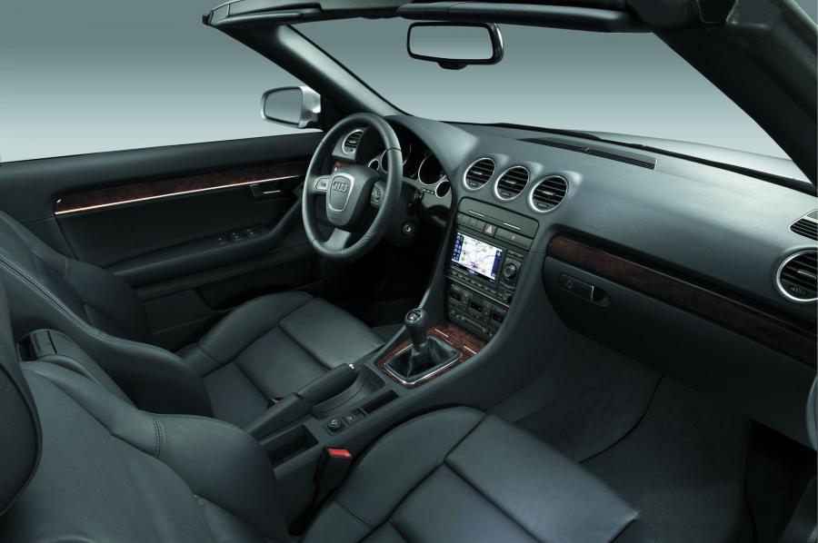 Интерьер Audi A4 2.0T Cabriolet (B7, 8H) 2005 года  (фото 6 из 39)